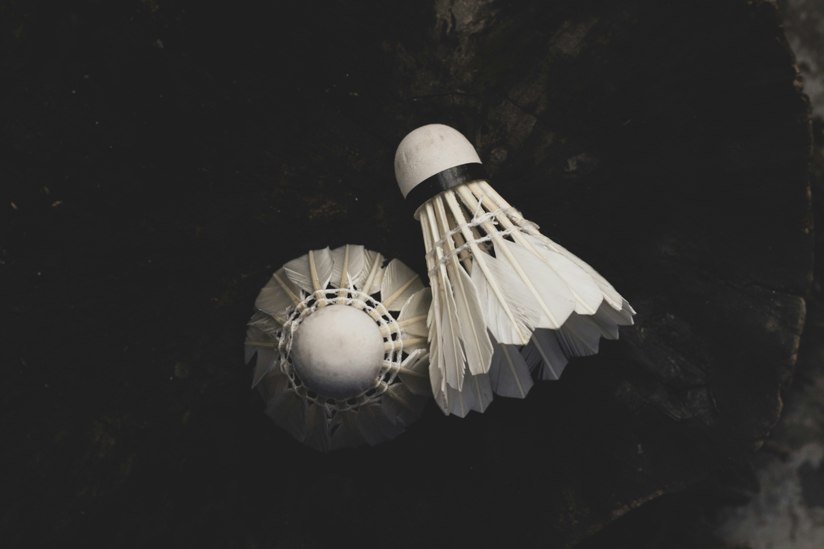 Joueurs de badminton en pleine action, ambiance club