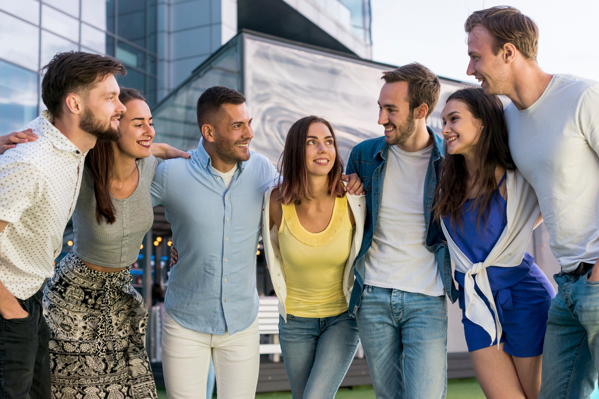 Groupe de collègues qui rient ensemble après une session sportive