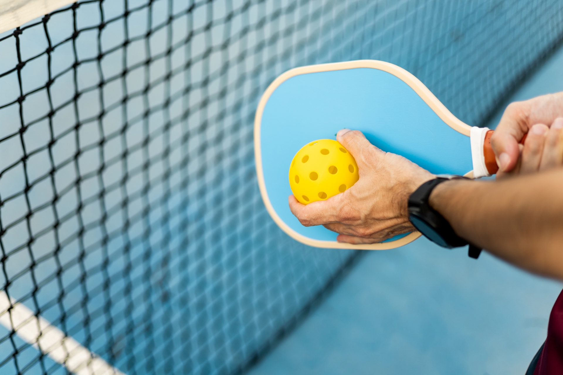 Court de Pic​kleball du Modern, raquette pleine et balle perforée