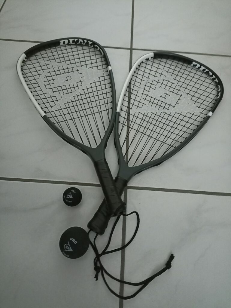 Raquettes et balles spécifiques au Squash 57