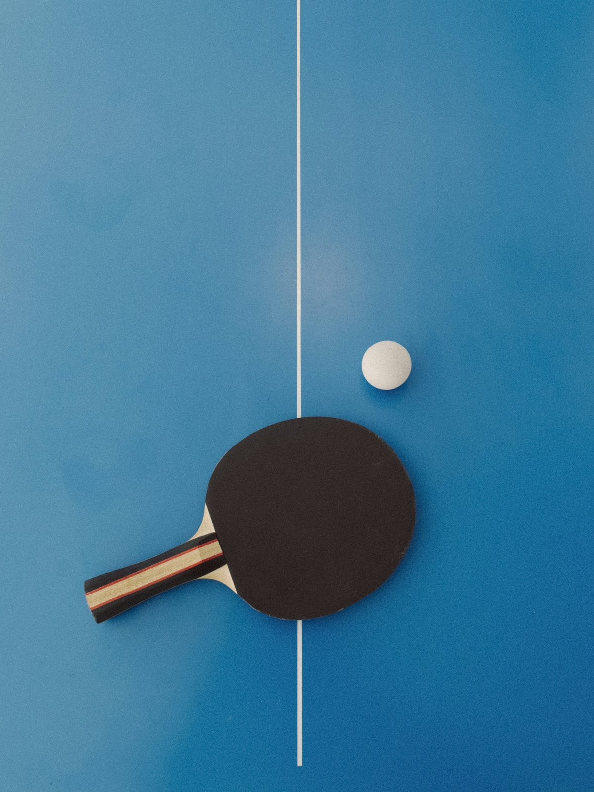Échange pendant une partie de tennis de table
