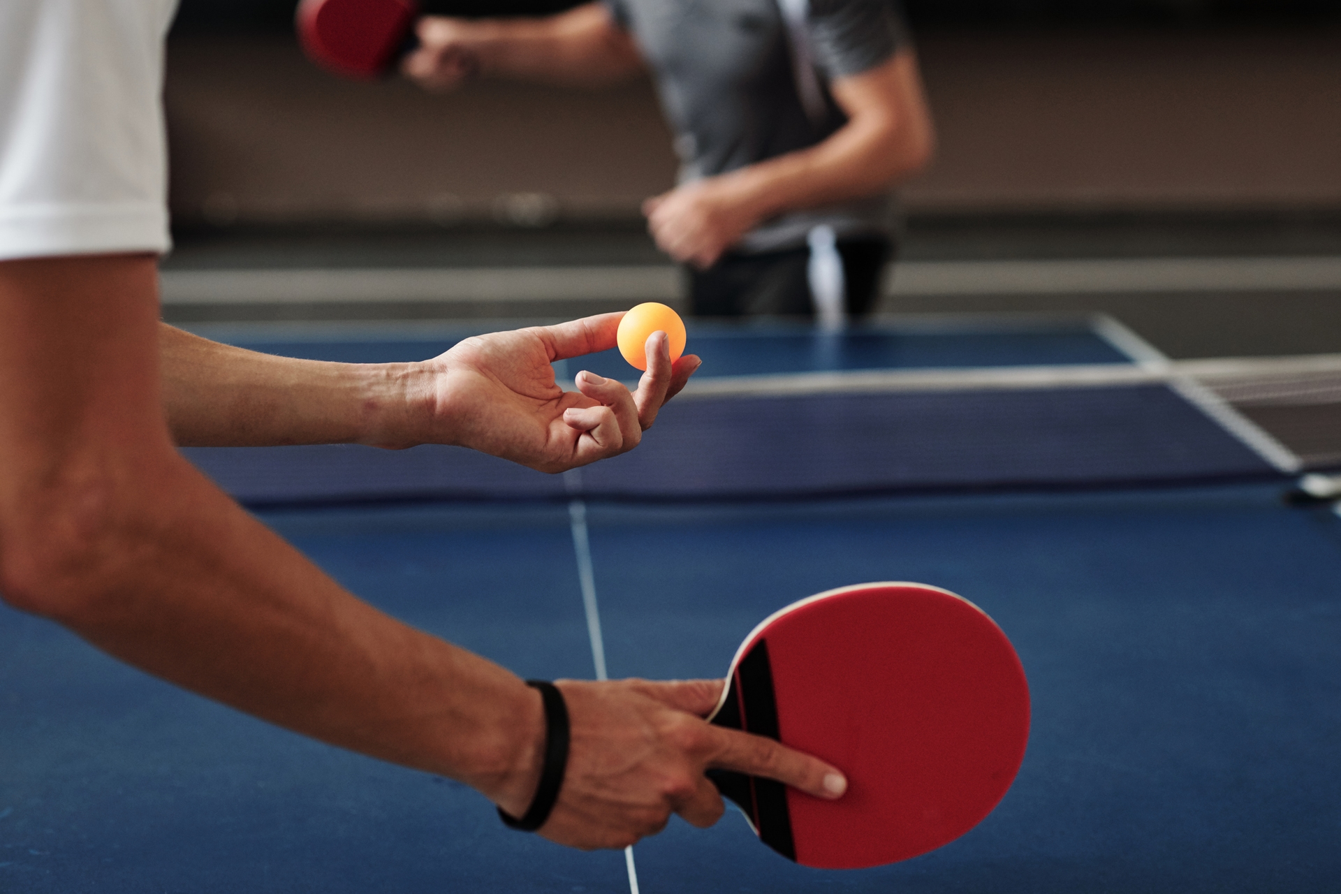 Table de tennis de table du Modern, raquette et balle posées