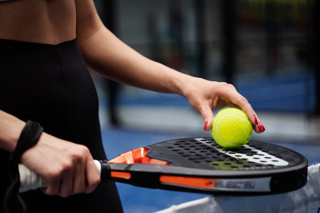 Court de padel du Modern, vue en plongée sur le filet et les murs grillagés