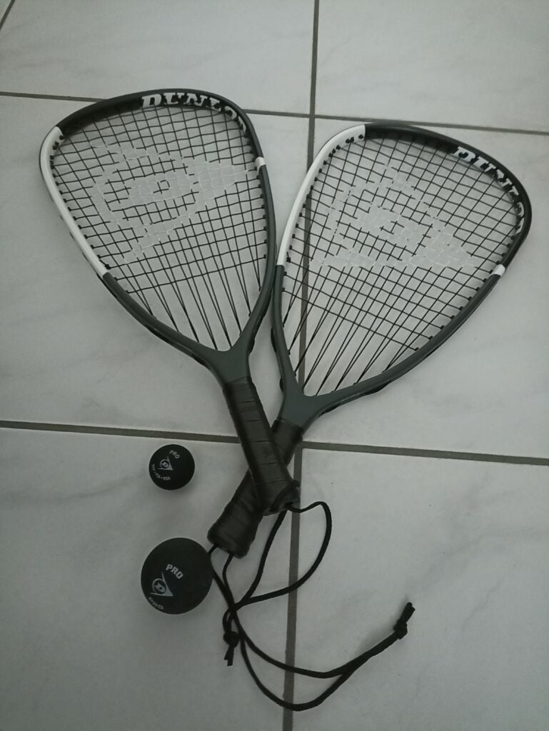 Raquettes et balles spécifiques au Squash 57